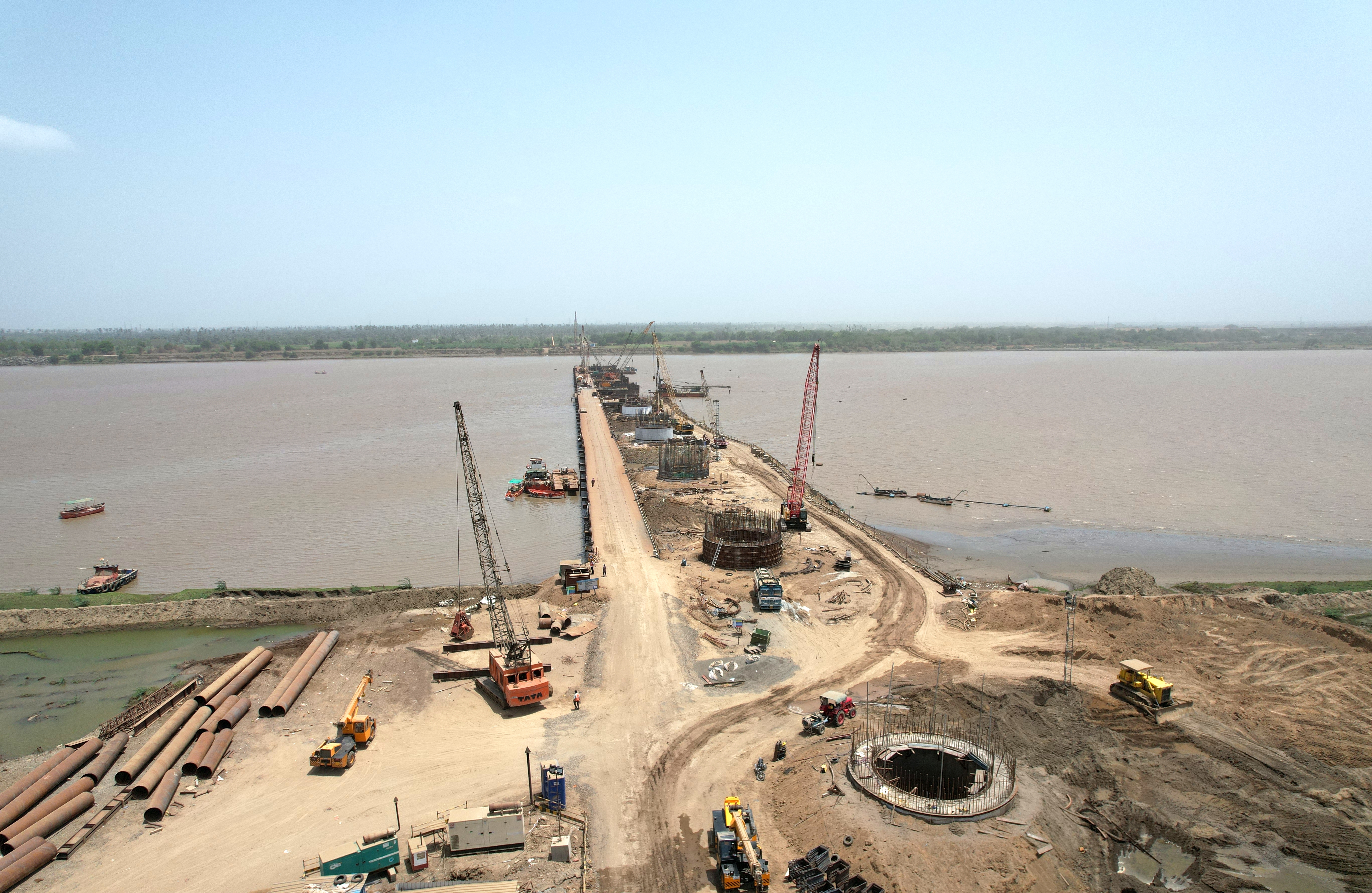 વલસાડ જિલ્લામાં એસબીએસ (ઓવર-સ્લંગ) પદ્ધતિ દ્વારા MAHSR વાયાડક્ટનું નિર્માણ, જૂન 2023.